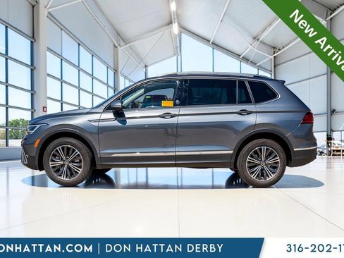 Used 2024 Volkswagen Tiguan SE FWD image 2