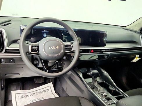 Used 2025 Kia Sorento LX FWD image 10