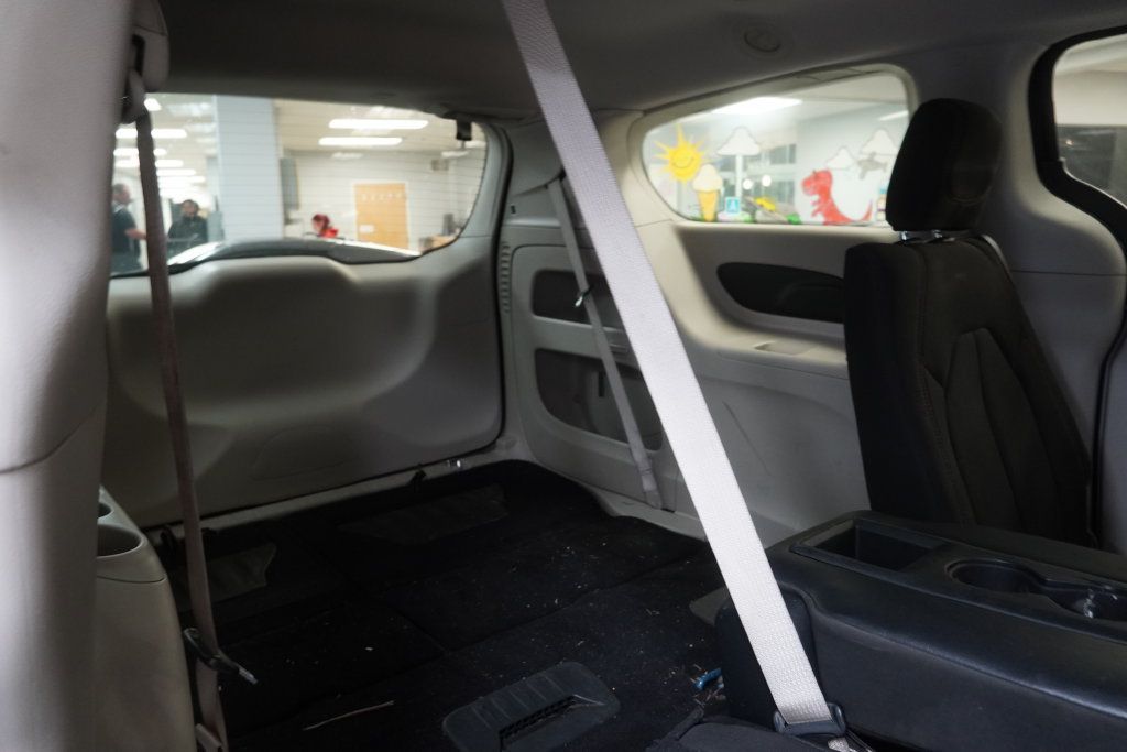 Used 2017 Chrysler Pacifica Touring FWD image 31