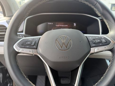 Used 2025 Volkswagen Taos SE image 29
