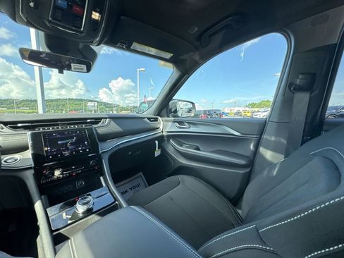 New 2025 Jeep Grand Cherokee L Laredo image 11