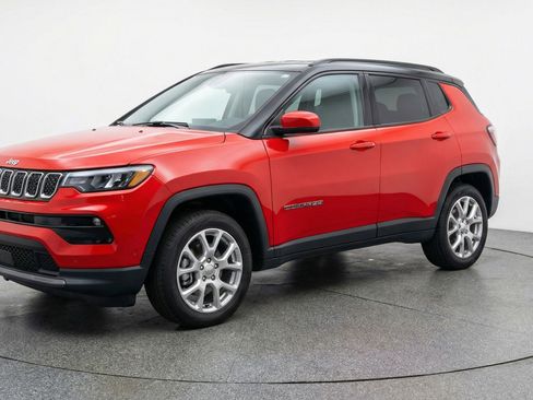 Used 2025 Jeep Compass Limited image 3