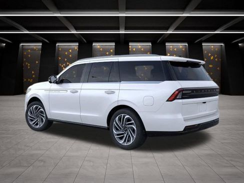 New 2026 Lincoln Navigator Reserve image 4