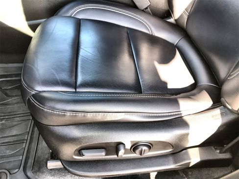 Used 2023 Chevrolet Traverse LT w/ Rear Camera Mirror Package image 12