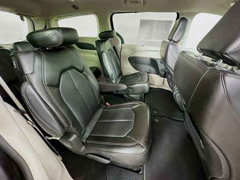 Certified 2023 Chrysler Pacifica Touring-L FWD image 38