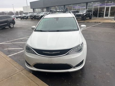 Used 2018 Chrysler Pacifica Touring-L image 4