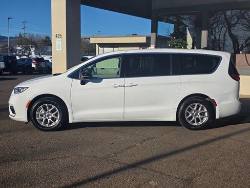 Used 2024 Chrysler Pacifica Touring-L image 8