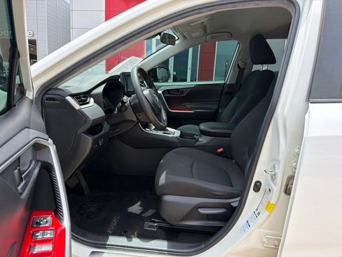 Used 2021 Toyota RAV4 LE AWD/4WD image 14