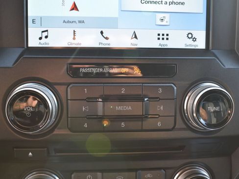 Used 2018 Ford F150 Lariat w/ Equipment Group 502A Luxury AWD/4WD image 12