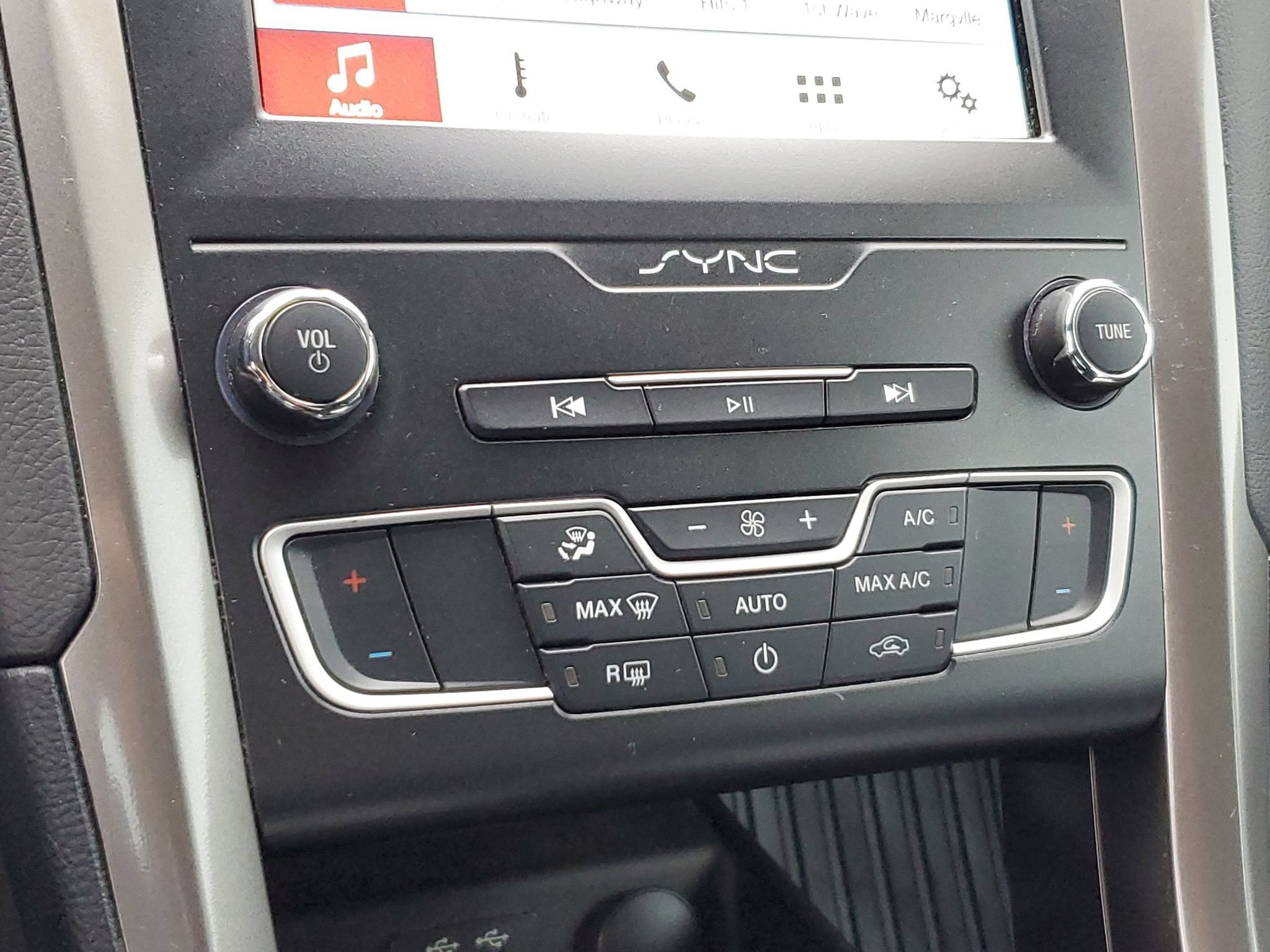 Used 2019 Ford Fusion SE FWD image 24