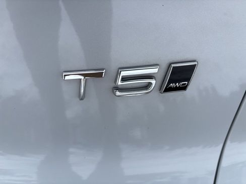 Used 2020 Volvo XC40 T5 Momentum w/ Protection Package Premier image 8