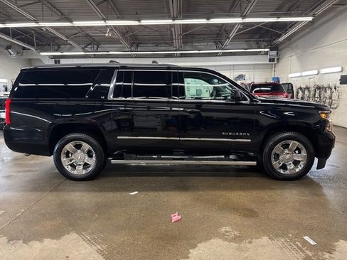 Used 2019 Chevrolet Suburban LT w/ LT Signature Package image 7