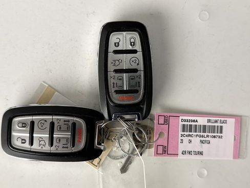 Used 2020 Chrysler Pacifica Touring FWD image 21