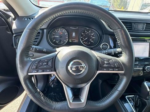 Used 2017 Nissan Rogue SV w/ SV Premium Package image 14