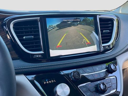 Used 2024 Chrysler Pacifica Limited w/ Trailer Tow Group image 14