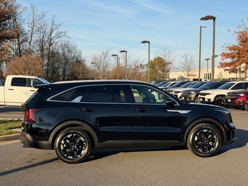 Used 2025 Kia Sorento S image 6