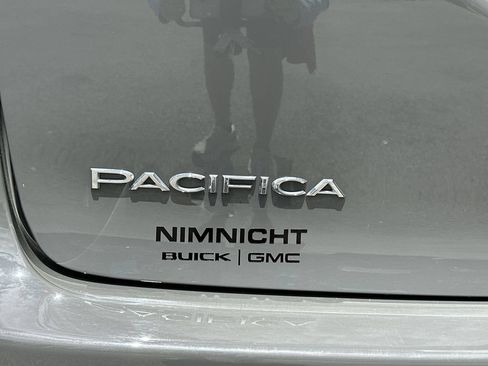 Used 2023 Chrysler Pacifica Limited FWD image 32