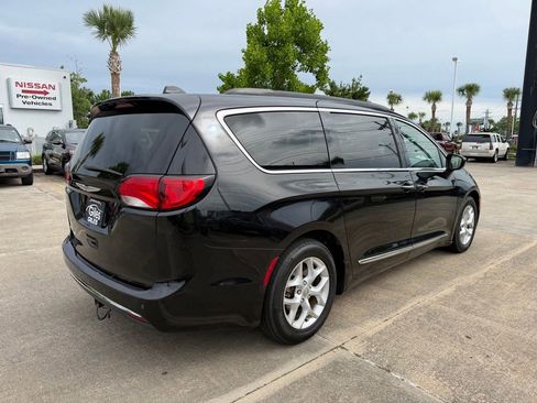 Used 2017 Chrysler Pacifica Touring-L w/ Tire & Wheel Group FWD image 5