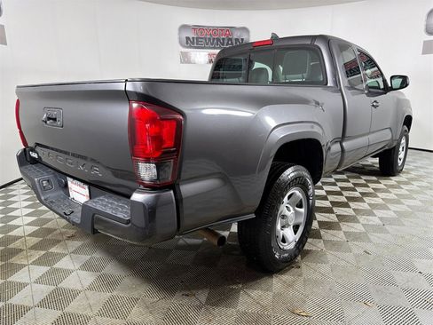 Used 2018 Toyota Tacoma SR image 3