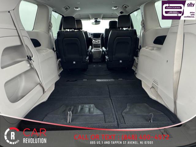 Used 2023 Chrysler Pacifica Touring-L FWD image 8
