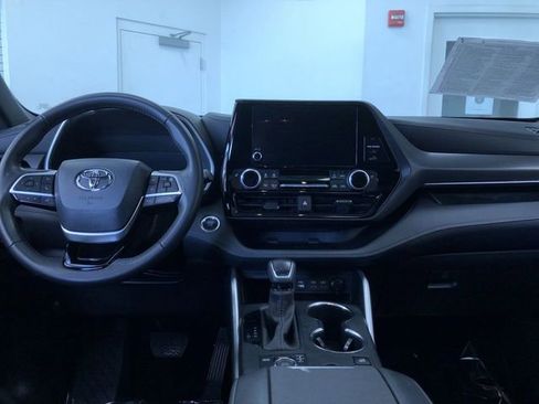 Certified 2025 Toyota Highlander XSE AWD/4WD image 17
