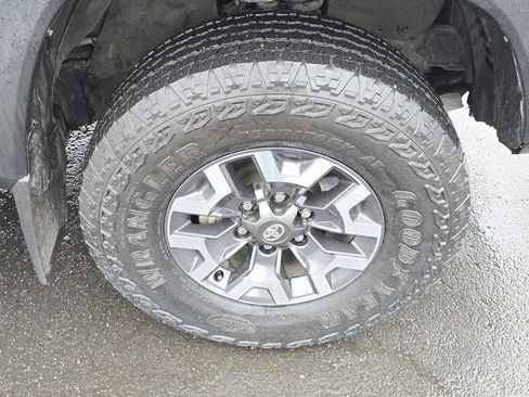Used 2022 Toyota Tacoma TRD Off-Road w/ Technology Package AWD/4WD image 9