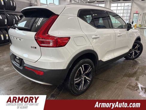 Used 2023 Volvo XC40 B5 Core w/ Convenience Package image 4