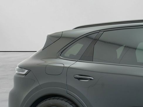 Used 2025 Porsche Cayenne GTS AWD/4WD image 9