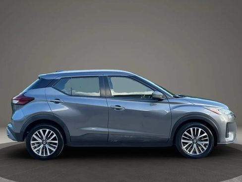 Used 2021 Nissan Kicks SV FWD image 2