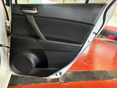 Used 2013 MAZDA MAZDA3 i Sport image 27
