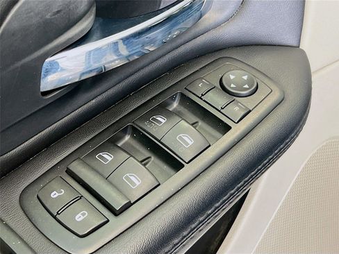 Used 2015 Dodge Grand Caravan SXT image 18