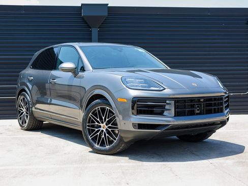 Certified 2025 Porsche Cayenne AWD/4WD image 9