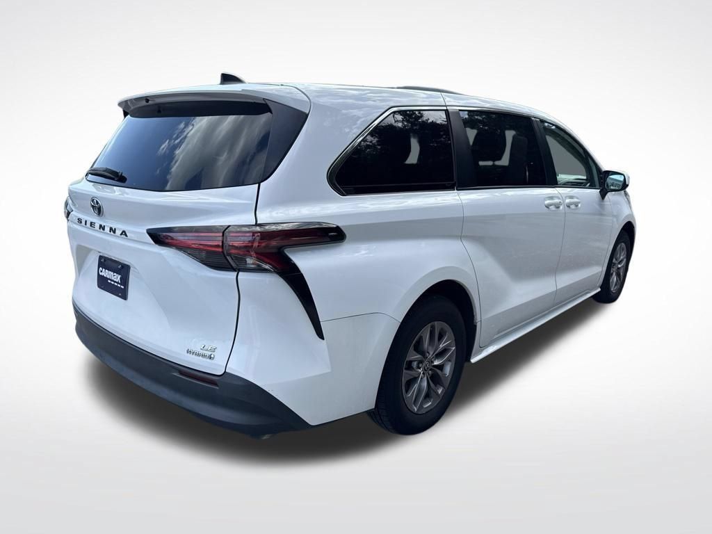 Used 2022 Toyota Sienna LE FWD image 3
