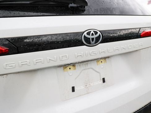 Used 2024 Toyota Grand Highlander FWD image 11