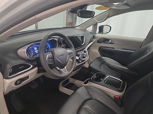 Used 2024 Chrysler Pacifica Touring-L image 14
