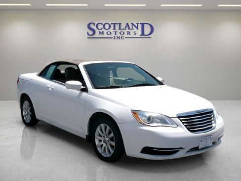 Used 2013 Chrysler 200 Touring FWD image 4