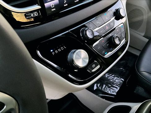 Used 2024 Chrysler Pacifica Touring-L image 13