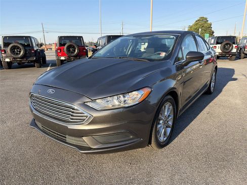 Used 2017 Ford Fusion SE w/ Fusion SE Technology Package image 2