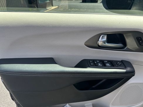 Used 2023 Chrysler Pacifica Touring-L FWD image 21