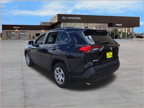 Used 2021 Toyota RAV4 LE image 3