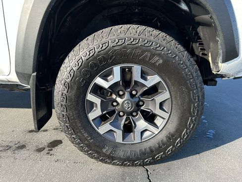 Used 2018 Toyota Tacoma TRD Off-Road image 31