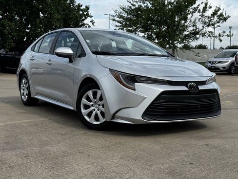 Used 2025 Toyota Corolla LE FWD image 2