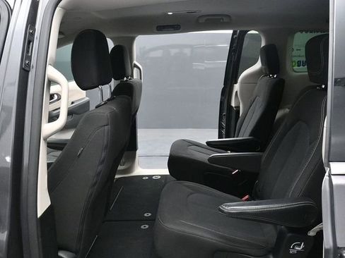Used 2023 Chrysler Voyager LX image 10