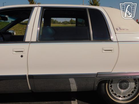 Used 1995 Cadillac Fleetwood Brougham RWD image 28
