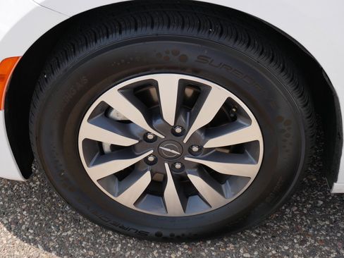 Used 2023 Chrysler Pacifica Touring-L FWD image 15