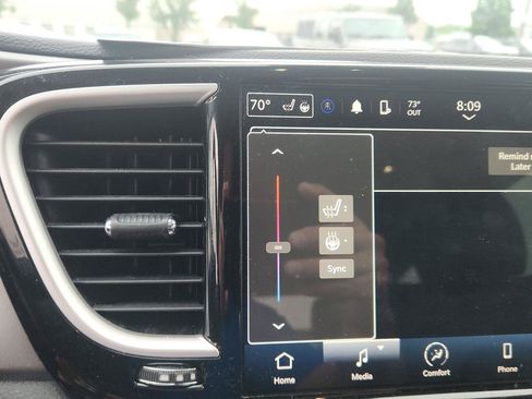Used 2024 Chrysler Pacifica Touring-L FWD image 18
