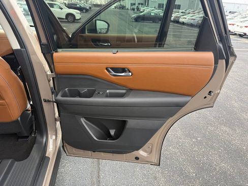 Used 2024 Nissan Pathfinder Platinum w/ Cargo Package image 24