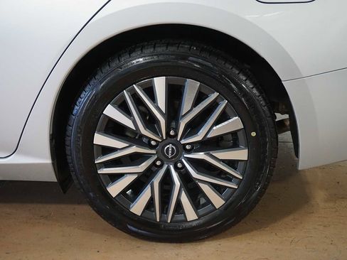 Used 2024 Nissan Altima 2.5 SV image 9