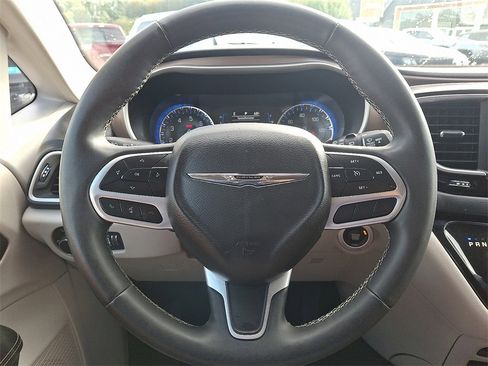 Used 2022 Chrysler Voyager LX image 19