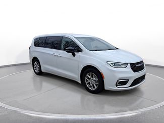 Used 2024 Chrysler Pacifica Touring-L video 2